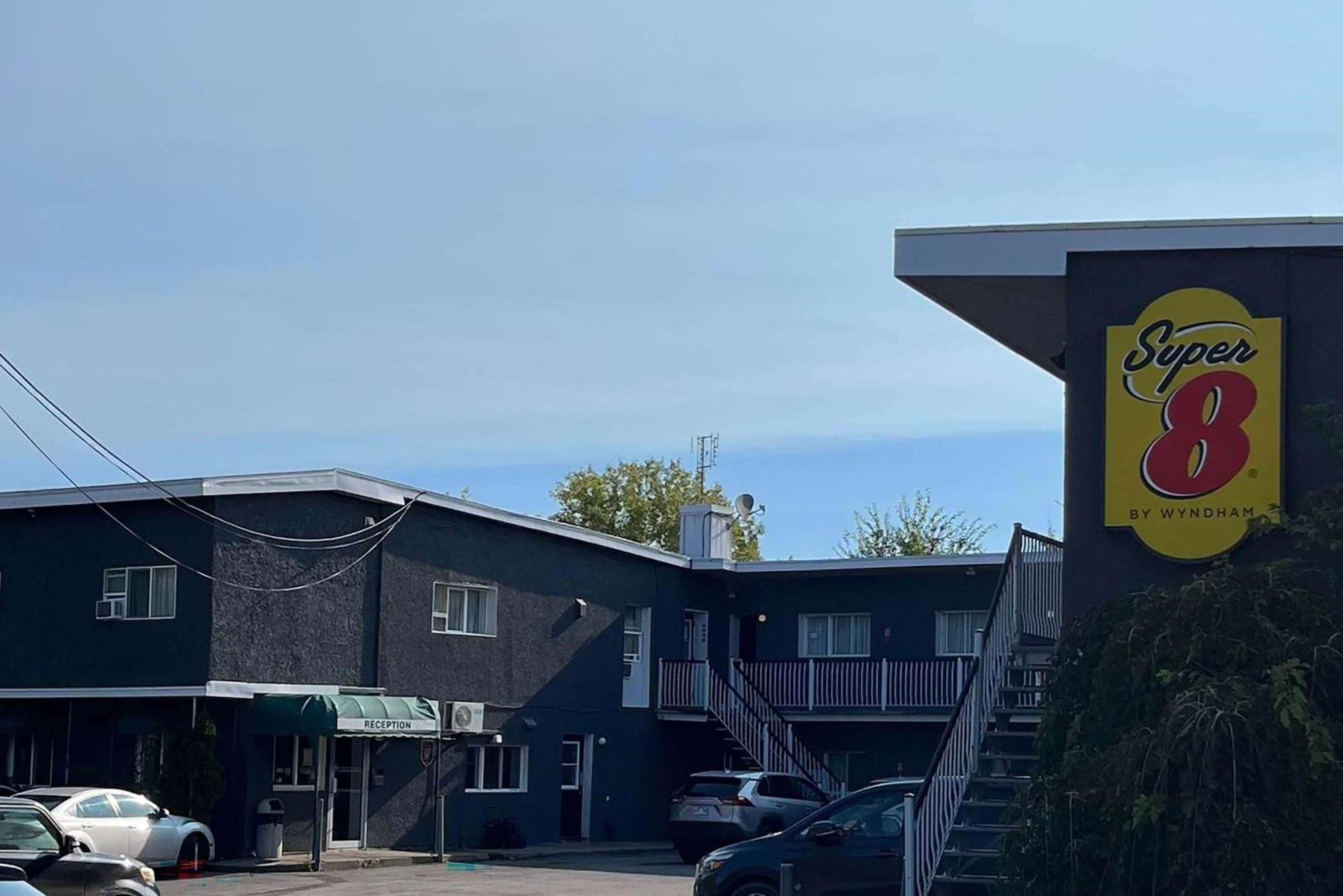 Super 8 By Wyndham Montreal, Montreal