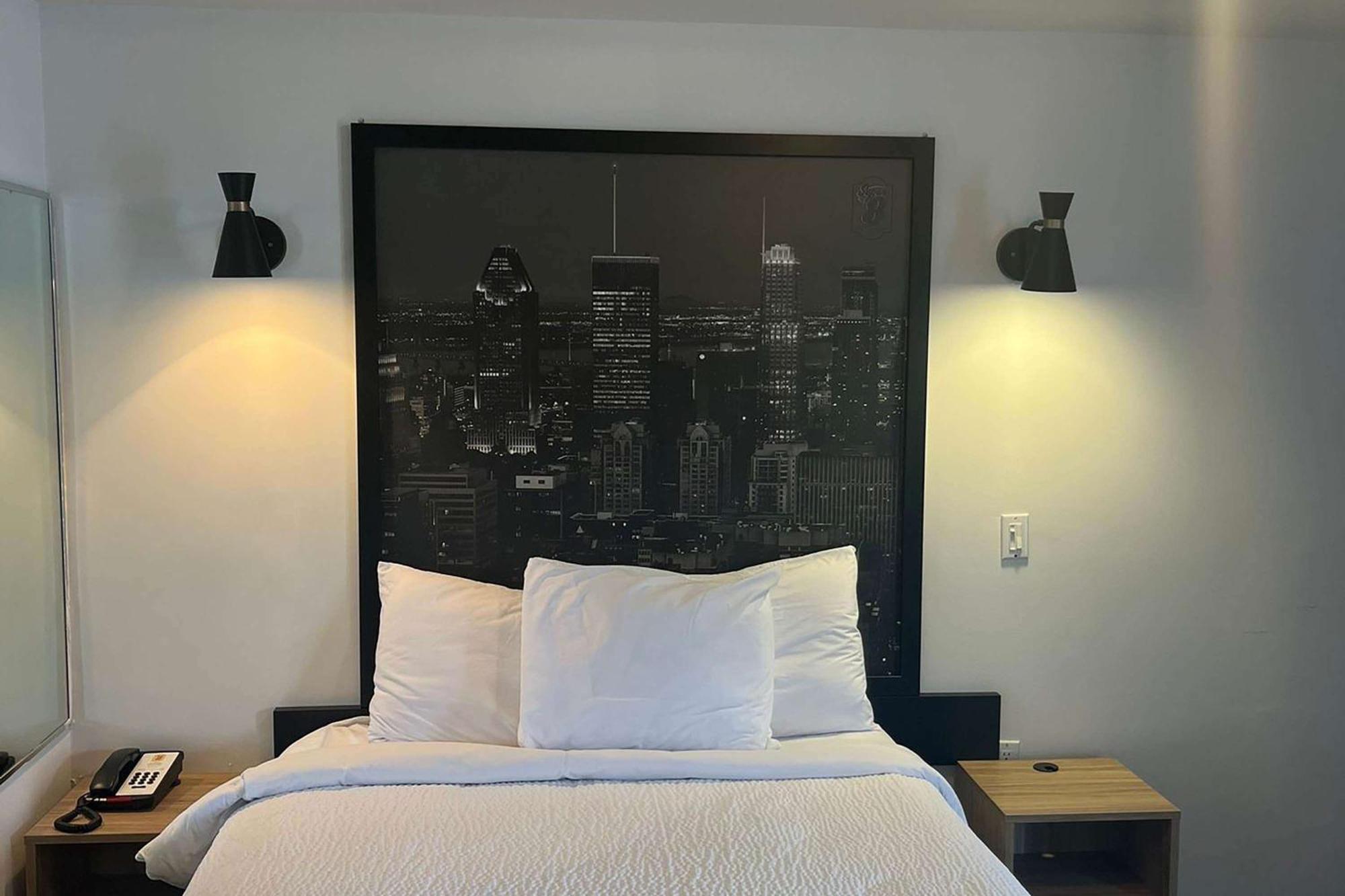 Super 8 By Wyndham Montreal — Photos 1