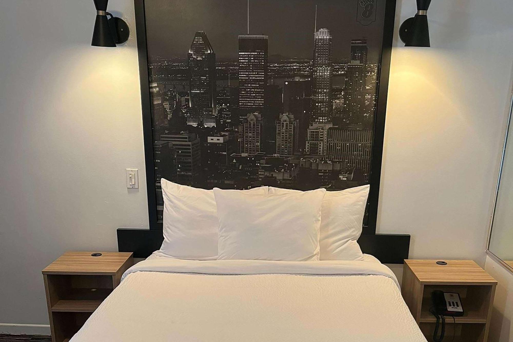 Super 8 By Wyndham Montreal — Photos 2